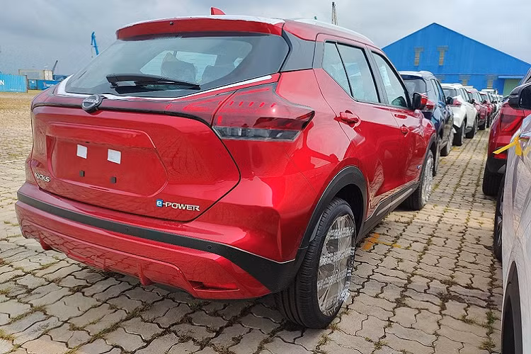 Đằng sau, Nissan Kicks e-Power 2023 được trang bị cụm đèn hậu nằm vắt ngang đuôi xe, cánh gió mui ngắn và bộ khuếch tán gió sơn cùng màu thân xe. Trong khi đó, đèn phản quang của xe được đặt ở vị trí khá thấp trên cản sau.