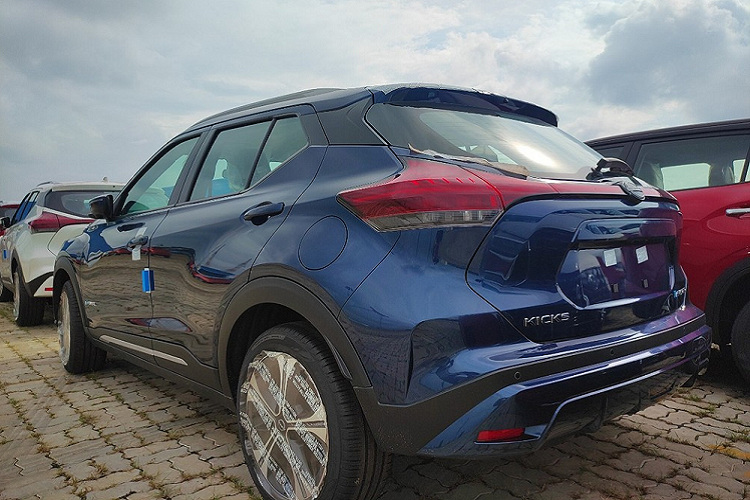 Ở cả hai phiên bản, xe đều có mức tiêu thụ nhiên liệu là 2,2 lít/100 km trong đô thị, 6,1 lít/100 km ngoài đô thị và 4,6 lít/100 km kết hợp. Nhân viên tư vấn bán hàng tại đại lý cho biết, thông tin chính thức về trang bị và giá bán của Nissan Kicks e-Power 2023 sẽ được công bố trong tháng 10 này.