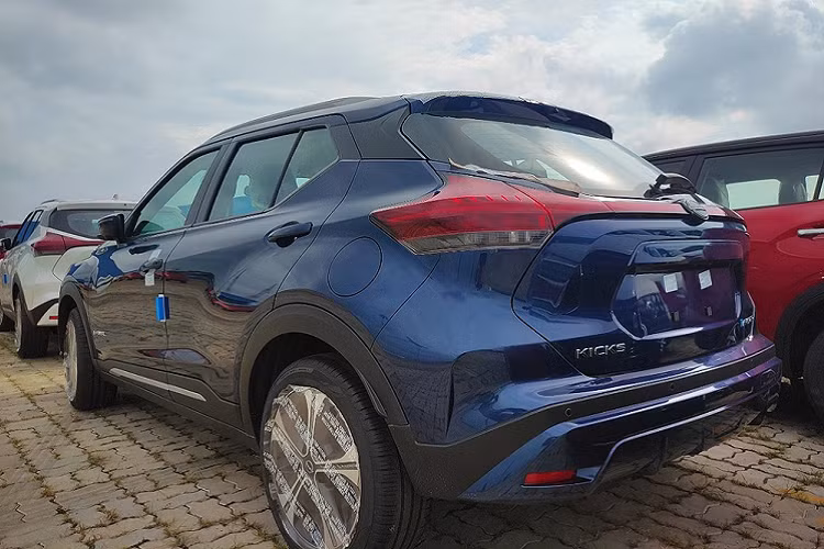 Ở cả hai phiên bản, xe đều có mức tiêu thụ nhiên liệu là 2,2 lít/100 km trong đô thị, 6,1 lít/100 km ngoài đô thị và 4,6 lít/100 km kết hợp. Nhân viên tư vấn bán hàng tại đại lý cho biết, thông tin chính thức về trang bị và giá bán của Nissan Kicks e-Power 2023 sẽ được công bố trong tháng 10 này.