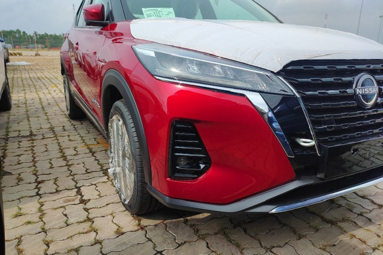 Mới đây, hình ảnh chụp lô xe Nissan Kicks e-Power 2023 cập bến Việt Nam đã được đăng lên mạng xã hội. Những hình ảnh này được cho là chụp trong cảng Tân Cảng Hiệp Phước ở huyện Nhà Bè, THCM. Qua những hình ảnh này, có thể thấy lô xe có 4 màu khác nhau, bao gồm trắng, đỏ, cam và xanh đậm đồng thời đủ 2 phiên bản. Xe sở hữu thiết kế ngoại thất không khác gì xe ở những thị trường Đông Nam Á khác.