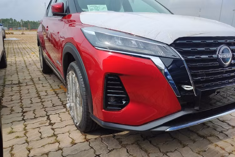 Mới đây, hình ảnh chụp lô xe Nissan Kicks e-Power 2023 cập bến Việt Nam đã được đăng lên mạng xã hội. Những hình ảnh này được cho là chụp trong cảng Tân Cảng Hiệp Phước ở huyện Nhà Bè, THCM. Qua những hình ảnh này, có thể thấy lô xe có 4 màu khác nhau, bao gồm trắng, đỏ, cam và xanh đậm đồng thời đủ 2 phiên bản. Xe sở hữu thiết kế ngoại thất không khác gì xe ở những thị trường Đông Nam Á khác.