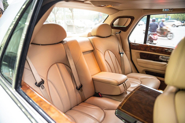 Hàng ghế sau có lớp đệm dày, độ ngả vừa phải tích hợp chỉnh điện, cùng với không gian rộng rãi, mang lại cảm giác êm ái và thoải mái. Xe cũng trang bị hai bàn làm việc đặt ở lưng hàng ghế trước, được hoàn thiện bởi gỗ và lớp sơn mài tinh xảo.