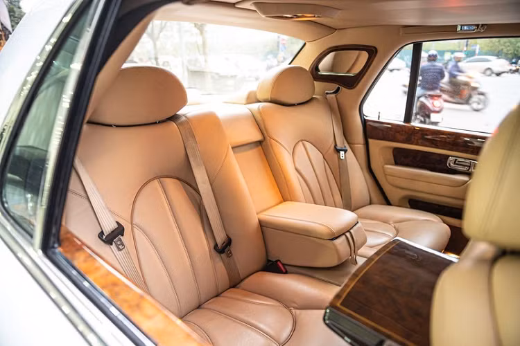 Hàng ghế sau có lớp đệm dày, độ ngả vừa phải tích hợp chỉnh điện, cùng với không gian rộng rãi, mang lại cảm giác êm ái và thoải mái. Xe cũng trang bị hai bàn làm việc đặt ở lưng hàng ghế trước, được hoàn thiện bởi gỗ và lớp sơn mài tinh xảo.