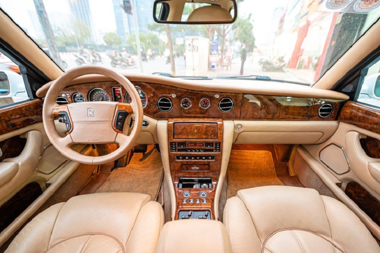 Silver Seraph cũng được trang bị lưới tản nhiệt đền Pantheon đặc trưng của thương hiệu, nhưng logo Spirit of Ecstasy không thể thò/thụt như các dòng xe hiện đại ngày nay. Cụm đèn pha và đèn xi-nhan, đèn sương mù củ xe có thiết kế tách rời.