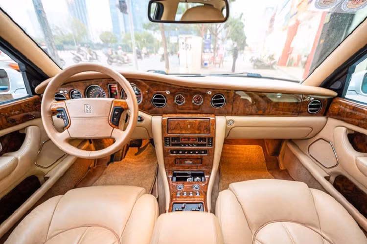 Silver Seraph cũng được trang bị lưới tản nhiệt đền Pantheon đặc trưng của thương hiệu, nhưng logo Spirit of Ecstasy không thể thò/thụt như các dòng xe hiện đại ngày nay. Cụm đèn pha và đèn xi-nhan, đèn sương mù củ xe có thiết kế tách rời.