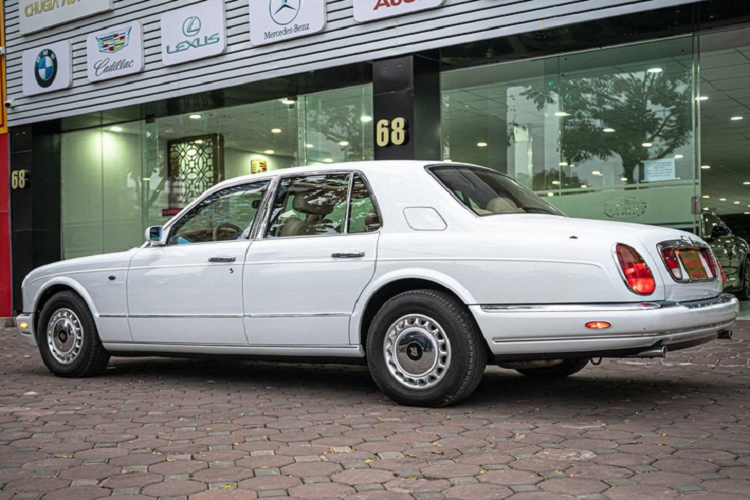 Như vậy, chiếc xe siêu sang Rolls-Royce Silver Seraph trong bài đã hơn 20 tuổi, xe có ngoại thất màu trắng Artica kết hợp với các chi tiết mạ crôm.