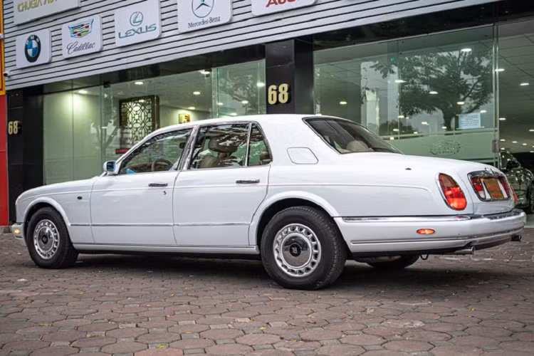 Như vậy, chiếc xe siêu sang Rolls-Royce Silver Seraph trong bài đã hơn 20 tuổi, xe có ngoại thất màu trắng Artica kết hợp với các chi tiết mạ crôm.