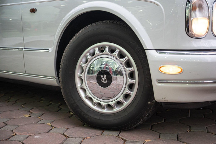 Rolls-Royce Silver Seraph dùng động cơ V12 5.4L, hộp số tự động 5 cấp và hệ dẫn động cầu sau, sản sinh công suất 326 mã lực và mô-men xoắn cực đại 490 Nm, tốc độ tối đa đạt 225 km/h. Mẫu xe sang còn có nhiều trang bị ấn tượng khác như hệ thống treo xương đòn kép, bộ giảm chấn tự động điều chỉnh, hệ thống chống bó cứng phanh, hệ thống hỗ trợ lực phanh và hệ thống kiểm soát thân xe chủ động để phát hiện trượt bánh, đồng thời tăng khả năng bám đường.