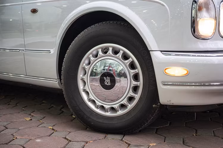 Rolls-Royce Silver Seraph dùng động cơ V12 5.4L, hộp số tự động 5 cấp và hệ dẫn động cầu sau, sản sinh công suất 326 mã lực và mô-men xoắn cực đại 490 Nm, tốc độ tối đa đạt 225 km/h. Mẫu xe sang còn có nhiều trang bị ấn tượng khác như hệ thống treo xương đòn kép, bộ giảm chấn tự động điều chỉnh, hệ thống chống bó cứng phanh, hệ thống hỗ trợ lực phanh và hệ thống kiểm soát thân xe chủ động để phát hiện trượt bánh, đồng thời tăng khả năng bám đường.