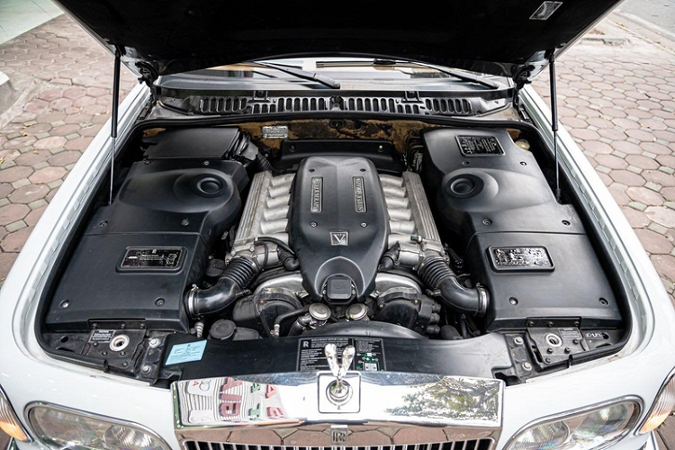 Đối với nội thất, chiếc Rolls-Royce Silver Seraph được rao bán có khoang cabin bọc da màu be trang nhã, đi kèm các bề mặt ốp gỗ veneer ở táp-lô, táp-pi. Vô-lăng 4 chấu cũng được bọc da và gỗ, tích hợp nút tăng giảm âm lượng, chế độ Cruise Control và giới hạn tốc độ.