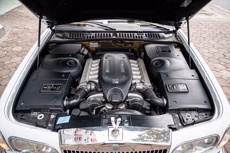 Đối với nội thất, chiếc Rolls-Royce Silver Seraph được rao bán có khoang cabin bọc da màu be trang nhã, đi kèm các bề mặt ốp gỗ veneer ở táp-lô, táp-pi. Vô-lăng 4 chấu cũng được bọc da và gỗ, tích hợp nút tăng giảm âm lượng, chế độ Cruise Control và giới hạn tốc độ.