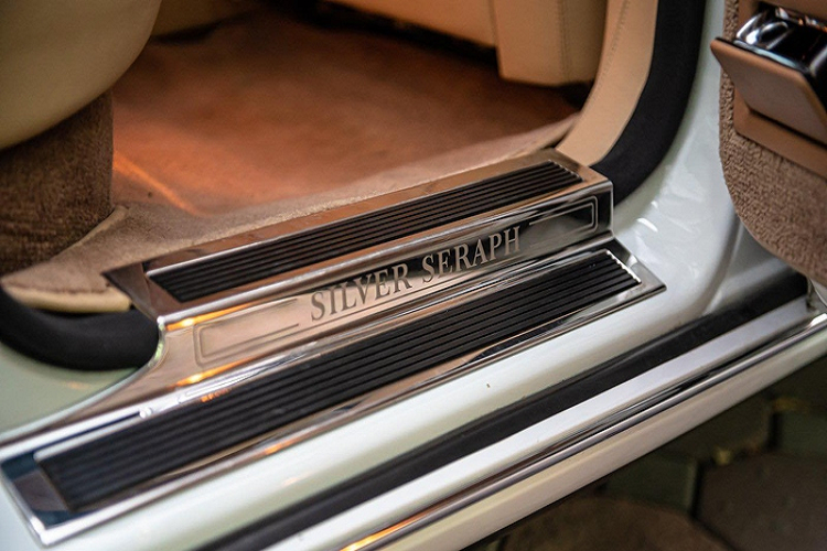 Giữa hàng ghế trước là khu vực chỉnh điện đa hướng, kèm chế độ sưởi ghế, nhớ ghế 4 vị trí. Ngoài ra, hãng cũng đặt các nút đóng/mở cửa sổ ở giữa thay vì trên cửa vị trí lái như hiện nay.