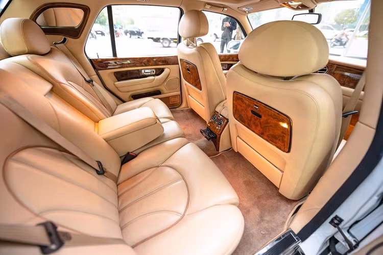 Trong khi đó, phía sau xe có đèn hậu và xi-nhan xếp tầng đặt riêng, cụm đèn lùi đặt ở nắp cốp. Để mở cốp xe, chủ xe có thể mở từ trong xe khoang lái, hoặc mở ổ khóa đặt ẩn trong logo ở trung tâm.