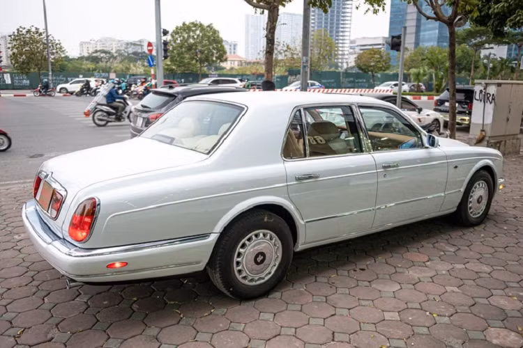 Ở thời điểm ra mắt, giá xe Rolls-Royce Silver Seraph bán ra khoảng 220.695 USD (khoảng 5 tỷ đồng). Không rõ chiếc trong bài được chào bán giá bao nhiêu, nhưng trước đó đã từng có một chiếc Silver Seraph khác được rao bán ở mức giá 7 - 8 tỷ đồng.