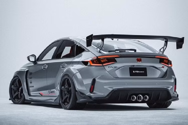 Bộ bodykit độ Honda Civic Type R 2023 thân rộng bao gồm các vòm bánh xe phía trước và sau cơ bắp, ốp bên hông lớn hơn, líp trước loe rộng, các vây gió ở hai bên đầu xe, bộ khuếch tán góc cạnh phía sau và một cánh gió cỡ lớn ở đuôi.