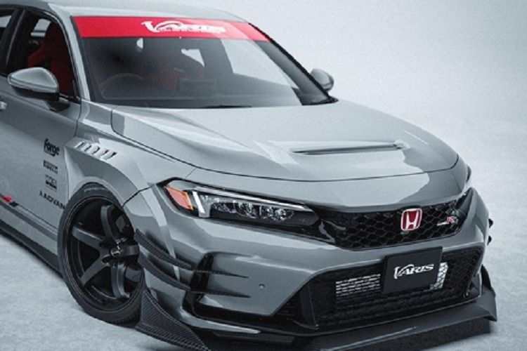 Chiếc Honda Civic Type R 2023 siêu dữ dằn này được hoàn thiện trong màu sơn xám cá tính và dán đề-can trang trí trên cửa trước.