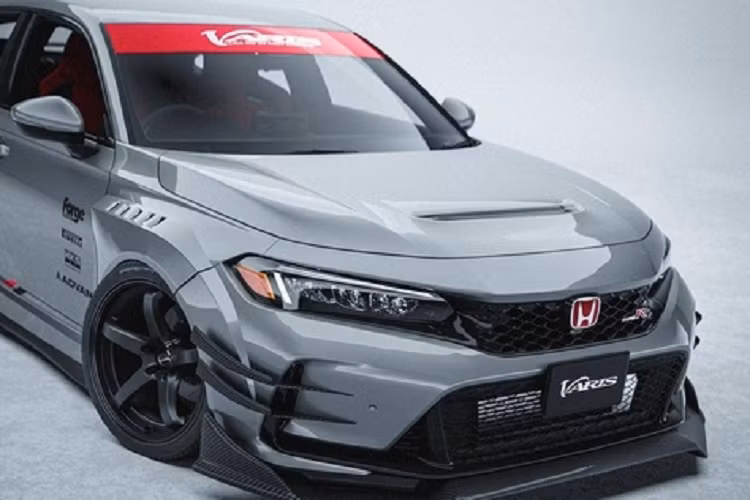 Chiếc Honda Civic Type R 2023 siêu dữ dằn này được hoàn thiện trong màu sơn xám cá tính và dán đề-can trang trí trên cửa trước.