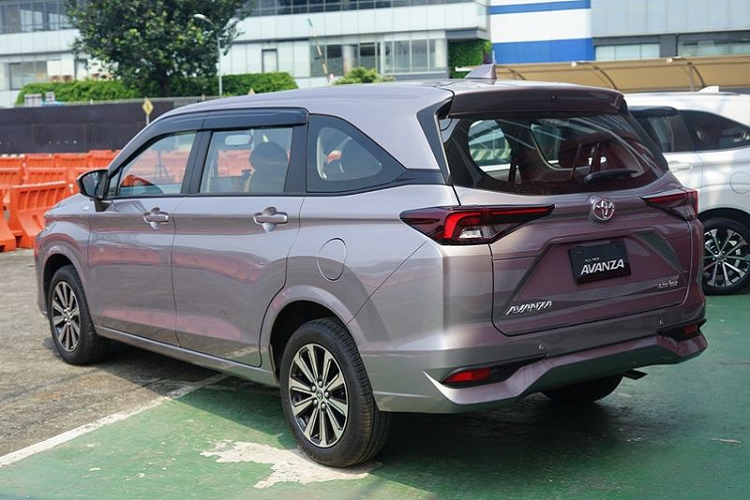Toyota Avanza 2022 sở hữu cặp đèn hậu khá mảnh, được liên kết với nhau bởi một đường nổi cùng màu thân xe - chạy qua logo Toyota trên cửa hậu. Hốc biển số giờ đây cũng được thiết kế rõ nét hơn, đi kèm với đèn phản quang tích hợp vào tấm chắn góc cạnh bên dưới.