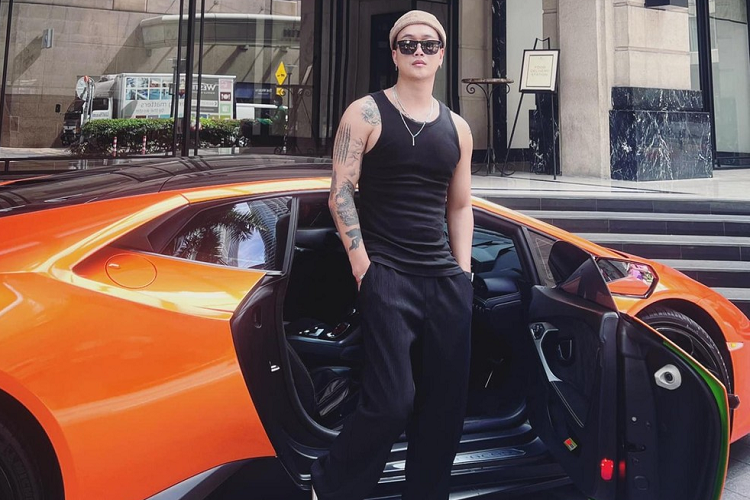 Không chỉ ở Việt Nam, trong 1 lần ra nước ngoài, cụ thể là nước Malaysia, TiTi cùng bạn bè còn trải nghiệm không ít siêu xe như Mercedes-AMG GT R, Lamborghini Huracan. Vào tháng 8/2020, TiTi đã tậu chiếc xe Mercedes-Benz C300 AMG gần 2 tỷ đồng và giữ nó để làm phương tiện di chuyển đến tận bây giờ.