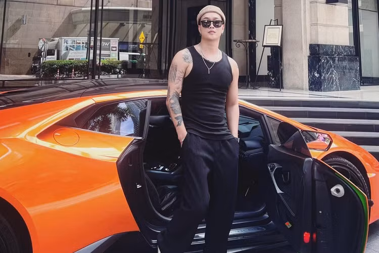 Không chỉ ở Việt Nam, trong 1 lần ra nước ngoài, cụ thể là nước Malaysia, TiTi cùng bạn bè còn trải nghiệm không ít siêu xe như Mercedes-AMG GT R, Lamborghini Huracan. Vào tháng 8/2020, TiTi đã tậu chiếc xe Mercedes-Benz C300 AMG gần 2 tỷ đồng và giữ nó để làm phương tiện di chuyển đến tận bây giờ.