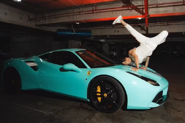 Ít giờ sau đó, cựu thành viên của nhóm nhạc HKT đã lên tiếng xác nhận người trong ảnh chính là mình và cho rằng không tham gia đánh bạc như một số thông tin trên mạng.