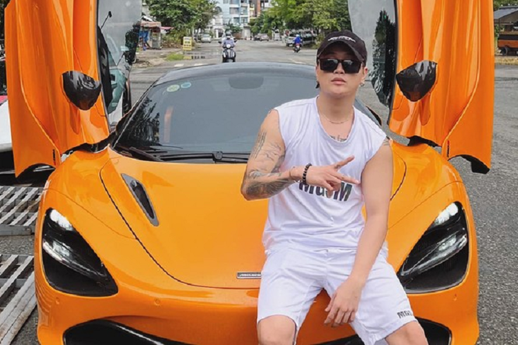 Được biết TiTi có quen biết thân thiết với nhóm nhập khẩu và mua bán siêu xe, cũng như các đại gia chơi siêu xe nên được tạo điều kiện cho trải nghiệm các siêu xe có giá chục tỷ đồng.