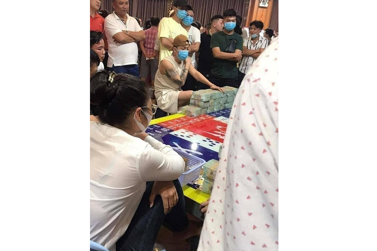 TiTi cho rằng bức ảnh được chụp từ tháng 7/2022 khi anh sang Campuchia thăm người thân và được bạn bè dẫn vào sòng bạc tham quan, canh giữ tiền giúp khi người này đi vệ sinh, đó là lý do vì sao có hình ảnh nam ca sĩ này ngồi trong sòng bạc với nhiều cọc tiền mệnh giá lớn.