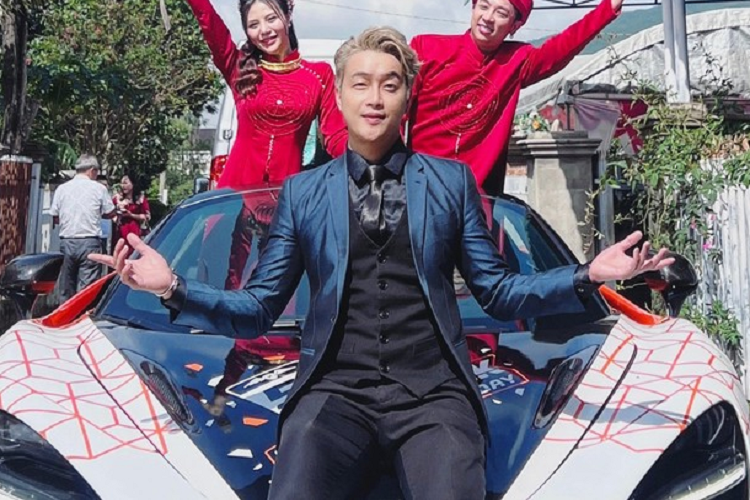 Điểm qua một số bức ảnh nổi bật của TiTi chia sẻ có thể thấy hầu hết các thương hiệu siêu xe nổi tiếng đều đã được nam ca sĩ này trải nghiệm như McLaren có 720S và 720S Spider, Lamborghini có Aventador LP700-4 và Huracan LP610-4 hay các phiên bản của thương hiệu siêu xe Ferrari.