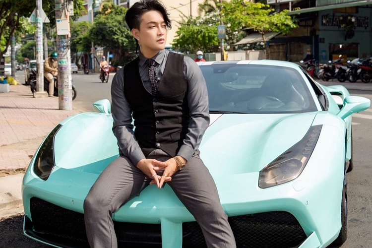 Chiếc siêu xe TiTi cầm lái gần đây nhất chính là Ferrari 488 GTB với ngoại thất được dán màu xanh ngọc. Siêu xe này sử dụng động cơ V8, tăng áp kép, dung tích 3.9 lít, sản sinh công suất tối đa 661 mã lực tại vòng tua máy 8.000 vòng/phút và mô-men xoắn cực đại 760 Nm tại 3.000 vòng/phút.