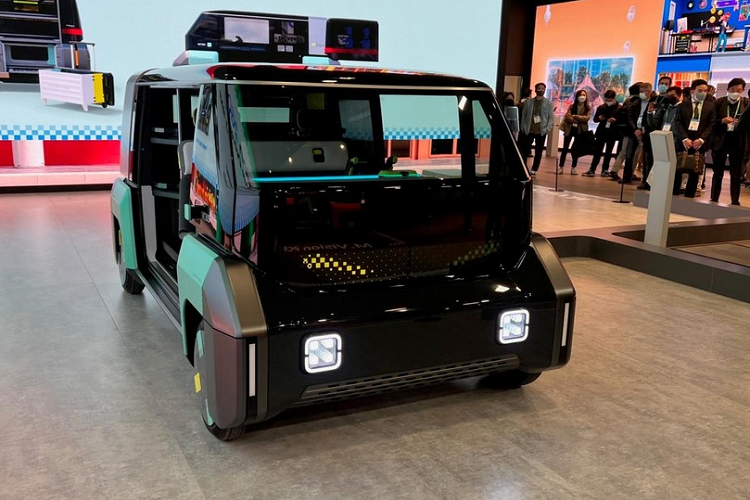 Đó chắc chắn là những tính năng thú vị, nhưng mẫu concept này tỏ ra đáng chú ý hơn vì kiến trúc E-Corner Module. Chúng kết hợp một động cơ điện với các bộ phận lái, phanh, và hệ thống treo. Giải thích đơn giản, E-Corner Module cho phép bánh xe quay góc 90 độ để xe có thể dễ dàng trượt vào chỗ đỗ xe chật hẹp. Các bánh xe cũng có thể quay ngược chiều nhau để cho phép chiếc concept quay 360 độ.