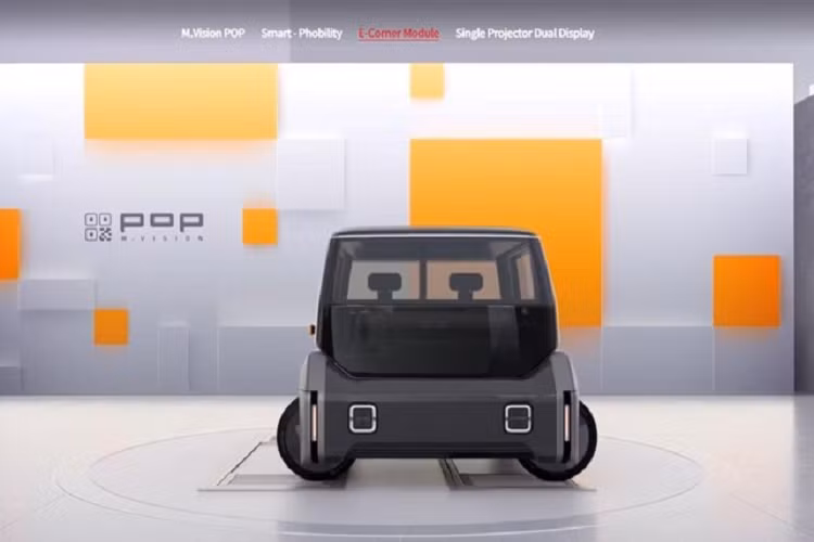 Nói về nội thất, mẫu concept này được hình dung như một “phương tiện chia sẻ mà có thể được cá nhân hóa thông qua một chiếc điện thoại thông minh”. Như công ty giải thích, người dùng có thể tạo một hồ sơ trong ứng dụng M.Vision Pop, và sau đó gắn điện thoại thông minh của họ vào vô lăng. Hành động này có tác dụng biến điện thoại của họ thành một bảng đồng hồ kỹ thuật số. xe có màn hình cảm ứng rộng, được chia thành ba phần khác nhau và đều có thể được tùy chỉnh bằng ứng dụng.