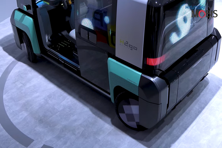 Trong khi đó, Hyundai M.Vision 2Go mới cũng được chế tạo dựa trên nền tảng khung gầm tương tự như M.Vision Pop, nhưng nó được hình dung làm một phương tiện giao hàng, và có hệ truyền động pin nhiên liệu cho phép đi được quãng đường lên tới 200 km.