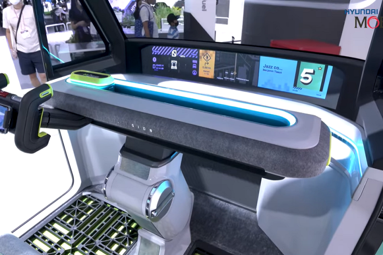 Mẫu concept này có sức chứa hàng hóa khoảng 600 lít, và trang bị giỏ hàng có thể tháo rời giống như một cánh cửa nhìn từ bên ngoài. Giỏ hàng có bánh xe và tay cầm có thể mở ra, giúp người lái chở các gói hàng từ M.Vision 2Go đến điểm đến cuối cùng của họ.