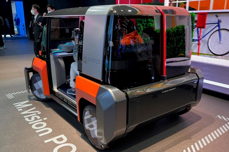 Bắt đầu với Hyundai M.Vision Pop chạy điện, đây là một chiếc xe đô thị 2 chỗ ngồi dành có "mọi thứ cần thiết" cho dịch vụ đi chung xe, bao gồm cả công nghệ lái xe tự động Cấp 4. Tuy nhiên, mẫu xe này cũng hỗ trợ lái bằng tay như thường, và vô lăng có thể trượt ra từ ngăn dưới mặt táp lô để “hành khách” cầm lái nếu muốn.