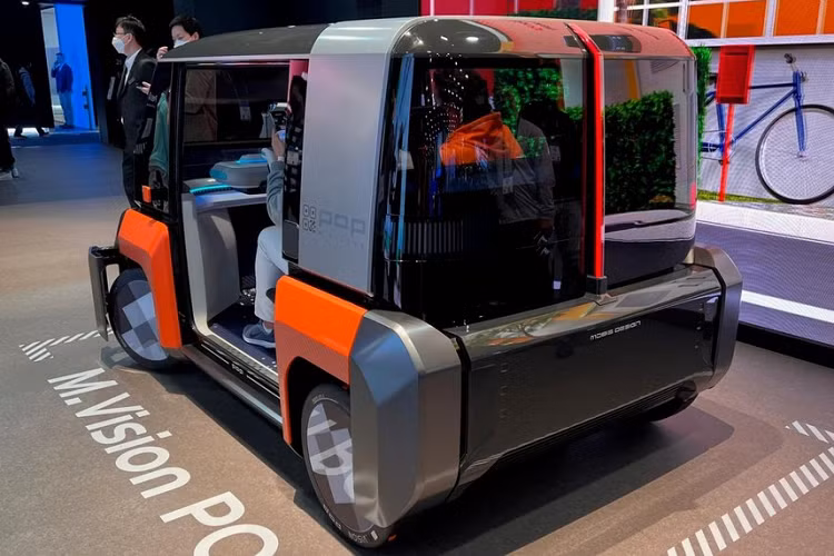 Bắt đầu với Hyundai M.Vision Pop chạy điện, đây là một chiếc xe đô thị 2 chỗ ngồi dành có "mọi thứ cần thiết" cho dịch vụ đi chung xe, bao gồm cả công nghệ lái xe tự động Cấp 4. Tuy nhiên, mẫu xe này cũng hỗ trợ lái bằng tay như thường, và vô lăng có thể trượt ra từ ngăn dưới mặt táp lô để “hành khách” cầm lái nếu muốn.