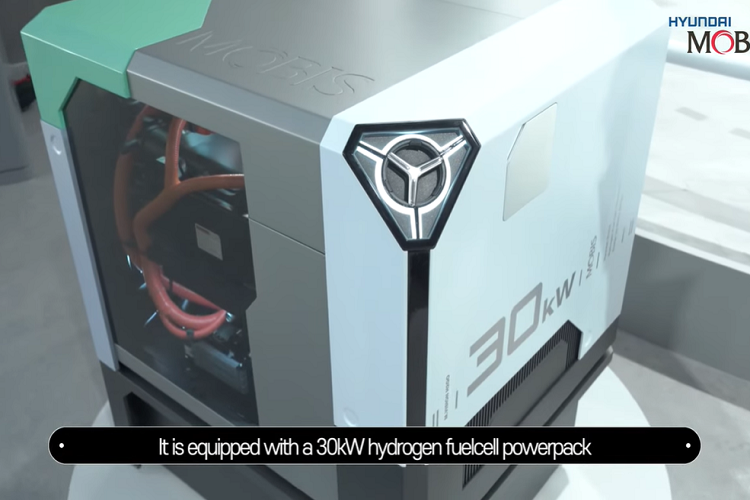 Mẫu concept thú vị này cũng đáng chú ý vì có các mô-đun đèn LED trong suốt, đóng vai trò như cửa sổ và có thể được sử dụng để hiển thị quảng cáo. Các tấm ốp thân vỏ cũng có thể hiển thị hình ảnh động để cảnh báo những người đi bộ và những người lái xe khác rằng phương tiện đang được xếp hoặc dỡ hàng.