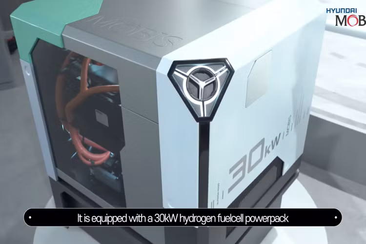 Mẫu concept thú vị này cũng đáng chú ý vì có các mô-đun đèn LED trong suốt, đóng vai trò như cửa sổ và có thể được sử dụng để hiển thị quảng cáo. Các tấm ốp thân vỏ cũng có thể hiển thị hình ảnh động để cảnh báo những người đi bộ và những người lái xe khác rằng phương tiện đang được xếp hoặc dỡ hàng.