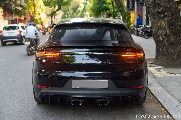 Với những tinh chỉnh cùng mức công suất đầu ra ấn tượng, Porsche Cayenne Turbo GT hàng hiếm mang biển số Nam Định này có tốc độ tối đa lên tới 297 km/h, khả năng tăng tốc từ 0-100 km chỉ trong 3,3 giây.