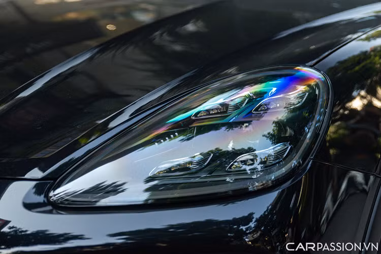 Porsche đã chế tạo ra loại động cơ tám xi-lanh mạnh nhất hiện nay bằng cách sửa đổi trục khuỷu, bộ tăng áp turbo, hệ thống cảm ứng và bộ làm mát liên động. Turbo GT cũng được trang bị hệ thống xả thể thao nhẹ hơn bằng titan.