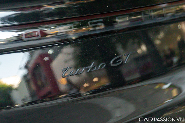 Kết hợp cùng động cơ V8 tăng áp kép chính là hộp số tự động Tiptronic tám cấp với phần mềm sửa đổi dành cho hệ dẫn động bốn bánh và hệ thống làm mát bổ sung. Nhờ những sửa đổi này mà hộp số có khả năng chuyển số nhanh hơn.