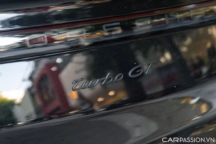 Kết hợp cùng động cơ V8 tăng áp kép chính là hộp số tự động Tiptronic tám cấp với phần mềm sửa đổi dành cho hệ dẫn động bốn bánh và hệ thống làm mát bổ sung. Nhờ những sửa đổi này mà hộp số có khả năng chuyển số nhanh hơn.