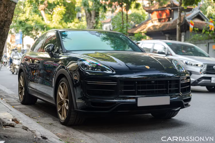 Màn hình giải trí trung tâm kích thước 12,3 inch hiển thị bản đồ, định vị, kết nối bluetooth, Apple Carplay/Android Auto. Phiên bản này chỉ có cấu hình 4 chỗ thay vì 5 chỗ.