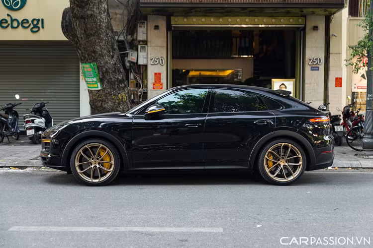 Các hệ thống khác mà Porsche trang bị cho Cayenne đều được nâng cấp trên Turbo GT, bao gồm: hệ thống treo chủ động (PASM), hệ thống kiểm soát khung gầm động (PDCC), hệ thống trợ lực lái Plus và hệ thống đánh lái cầu sau. Thương hiệu xe hơi nước Đức đã điều chỉnh lại cho các bánh trước rộng hơn 1 inch để hỗ trợ xử lý và véc-tơ mô-men xoắn cũng được sửa đổi với tỷ lệ khóa cao hơn.