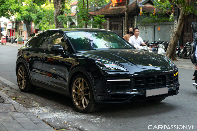Khoang nội thất của Cayenne Turbo GT được trang bị ghế thể thao, bọc Alcantara và các bề mặt thông gió độc quyền, tựa đầu thêu dòng chữ "Turbo GT". Phía sau, cụm đồng hồ là sự kết hợp giữa cơ học và điện tử.
