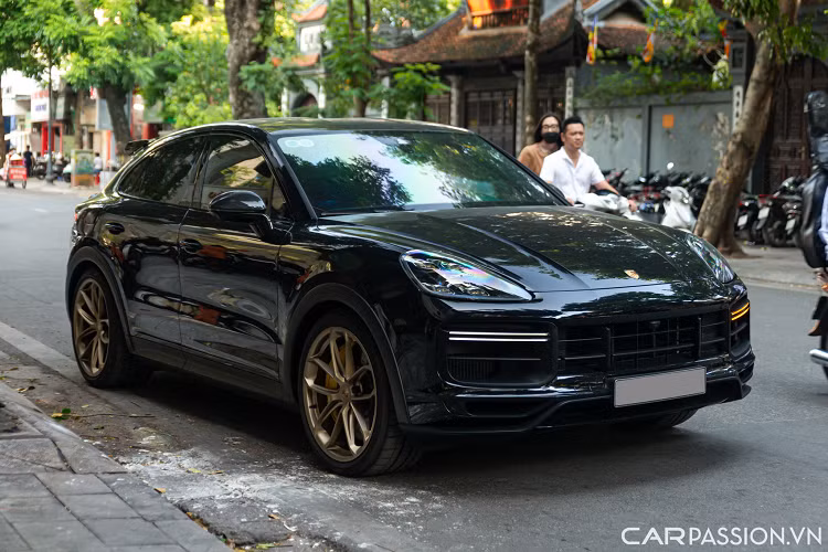 Khoang nội thất của Cayenne Turbo GT được trang bị ghế thể thao, bọc Alcantara và các bề mặt thông gió độc quyền, tựa đầu thêu dòng chữ "Turbo GT". Phía sau, cụm đồng hồ là sự kết hợp giữa cơ học và điện tử.