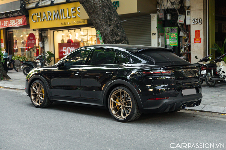 Phần gầm Turbo GT được hạ thấp hơn 17 mm so với Turbo Coupe, đồng thời toàn bộ khung gầm và hệ thống kiểm soát cân bằng chủ động được tinh chỉnh lại đặc biệt cho riêng bản này. Logo "Turbo GT" đặt ở nắp cốp được sơn đen nhám, đây là tùy chọn có giá 17,5 triệu đồng.