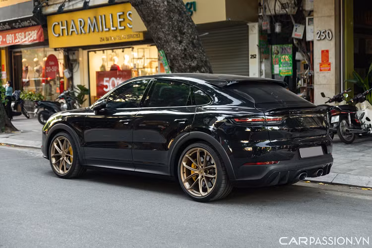 Phần gầm Turbo GT được hạ thấp hơn 17 mm so với Turbo Coupe, đồng thời toàn bộ khung gầm và hệ thống kiểm soát cân bằng chủ động được tinh chỉnh lại đặc biệt cho riêng bản này. Logo "Turbo GT" đặt ở nắp cốp được sơn đen nhám, đây là tùy chọn có giá 17,5 triệu đồng.