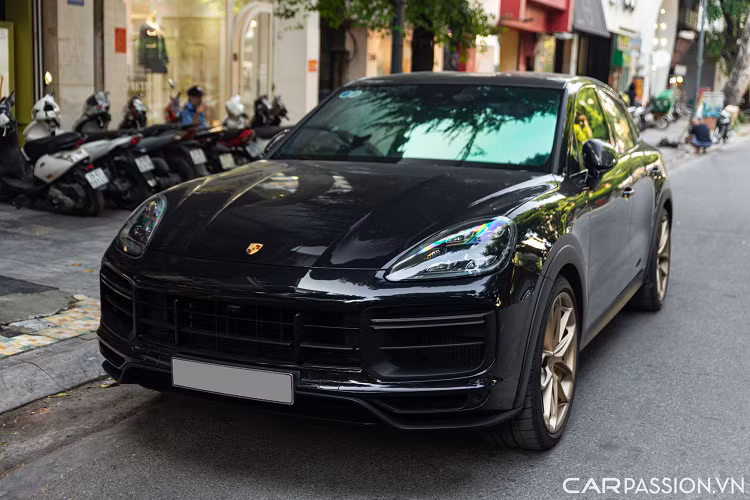 Theo tìm hiểu, chiếc Porsche Cayenne Turbo GT hiệu suất cao này thuộc sở hữu của một doanh nghiệp may mặc tại Nam Định. Tại nước ta, mẫu SUV hiệu năng cao này đã có 3 chiếc được mang về nước và tất cả đều đã có chủ nhân, một trong số đó thuộc sở hữu của Tập đoàn cà phê Trung Nguyên Legend.