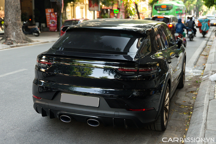 Chiếc xe SUV Porsche Cayenne Turbo GT trong bài viết có lớp sơn màu đen bóng. So với các phiên bản khác, Cayenne Turbo GT sở hữu một số điểm khác biệt như hốc gió đầu xe lớn hơn, hệ thống ống xả titan do hãng Akrapovic chế tạo đặt giữa.