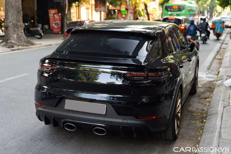 Chiếc xe SUV Porsche Cayenne Turbo GT trong bài viết có lớp sơn màu đen bóng. So với các phiên bản khác, Cayenne Turbo GT sở hữu một số điểm khác biệt như hốc gió đầu xe lớn hơn, hệ thống ống xả titan do hãng Akrapovic chế tạo đặt giữa.